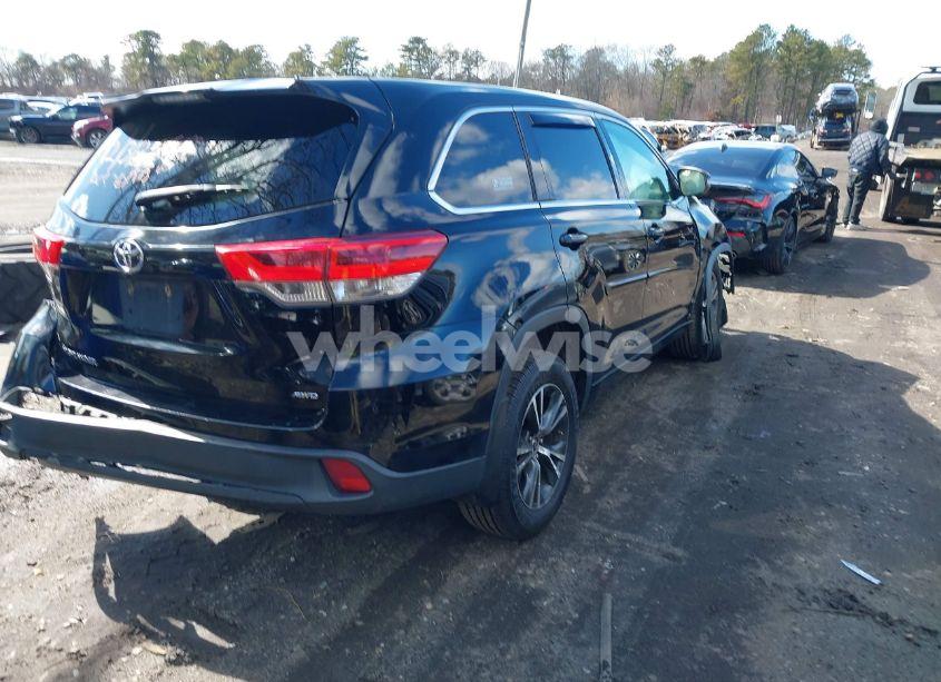 Photo 4 of 2017 Toyota Highlander LE (VIN 5TDBZRFH6HS374427)
