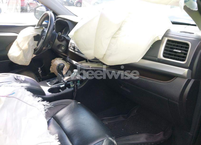 Photo 5 of 2017 Toyota Highlander LE (VIN 5TDBZRFH6HS374427)