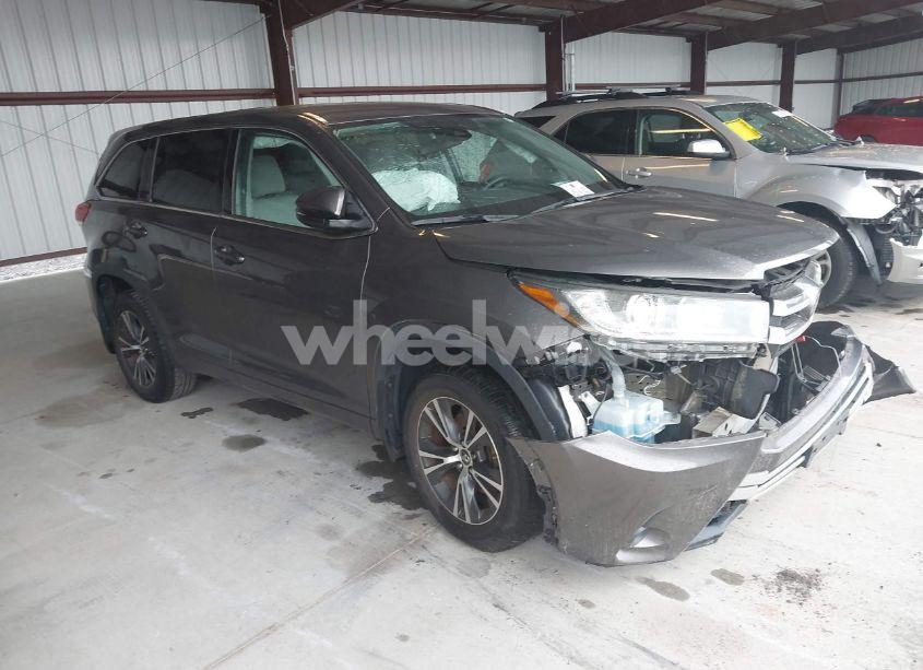 2017 Toyota Highlander LE (VIN 5TDBZRFH6HS386710) main photo