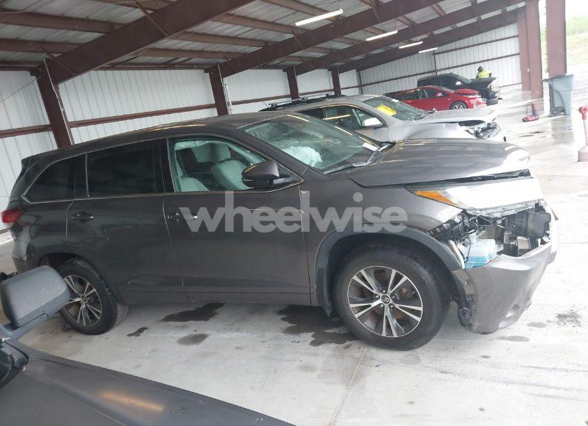 Photo 13 of 2017 Toyota Highlander LE (VIN 5TDBZRFH6HS386710)