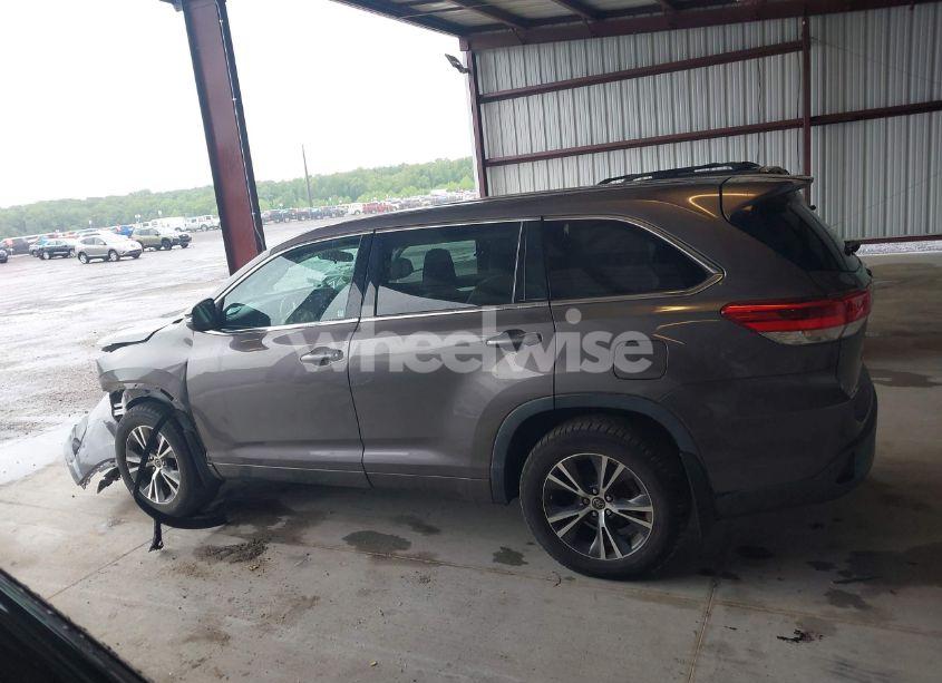 Photo 14 of 2017 Toyota Highlander LE (VIN 5TDBZRFH6HS386710)