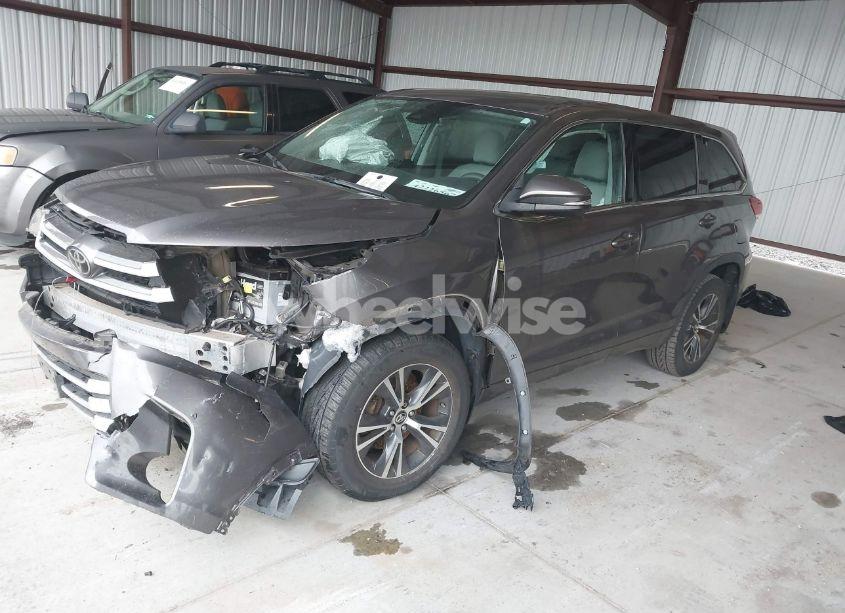 Photo 2 of 2017 Toyota Highlander LE (VIN 5TDBZRFH6HS386710)