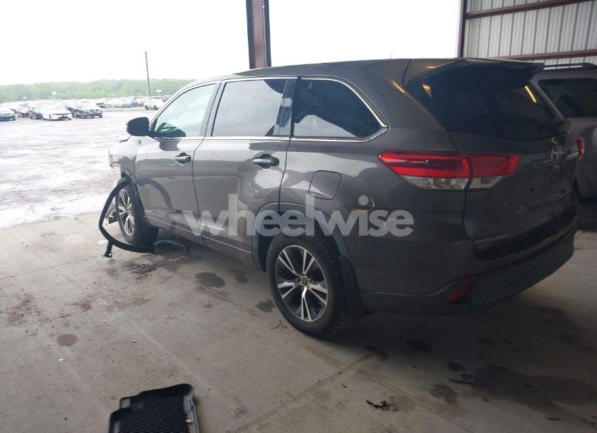 Photo 3 of 2017 Toyota Highlander LE (VIN 5TDBZRFH6HS386710)