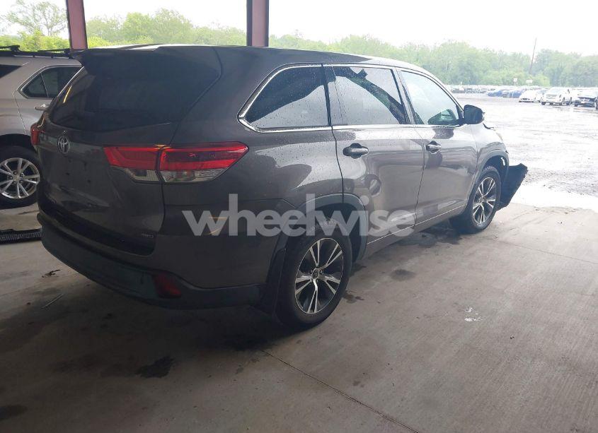 Photo 4 of 2017 Toyota Highlander LE (VIN 5TDBZRFH6HS386710)