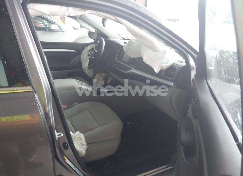 Photo 5 of 2017 Toyota Highlander LE (VIN 5TDBZRFH6HS386710)