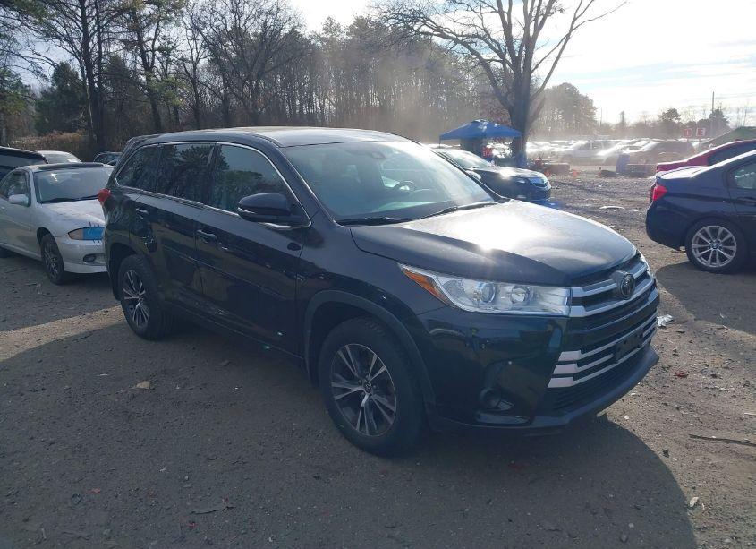 2018 Toyota Highlander LE (VIN 5TDBZRFH6JS496291) main photo