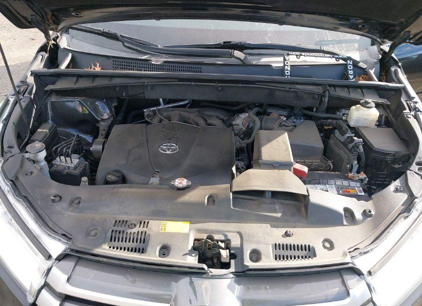 Photo 10 of 2018 Toyota Highlander LE (VIN 5TDBZRFH6JS496291)