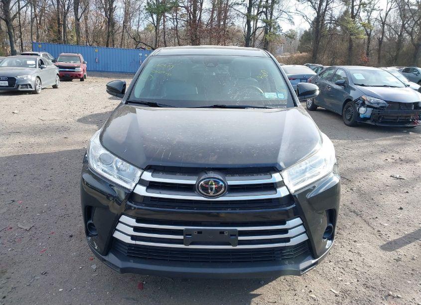Photo 12 of 2018 Toyota Highlander LE (VIN 5TDBZRFH6JS496291)