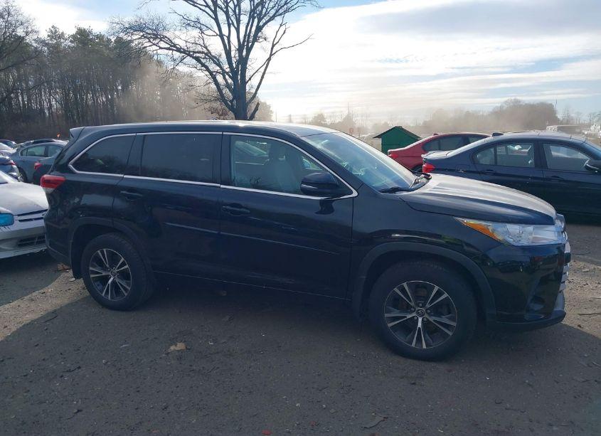 Photo 13 of 2018 Toyota Highlander LE (VIN 5TDBZRFH6JS496291)