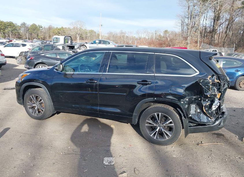 Photo 14 of 2018 Toyota Highlander LE (VIN 5TDBZRFH6JS496291)