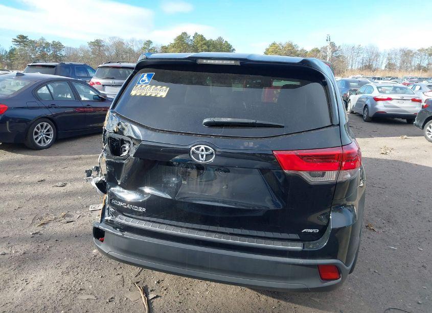 Photo 16 of 2018 Toyota Highlander LE (VIN 5TDBZRFH6JS496291)