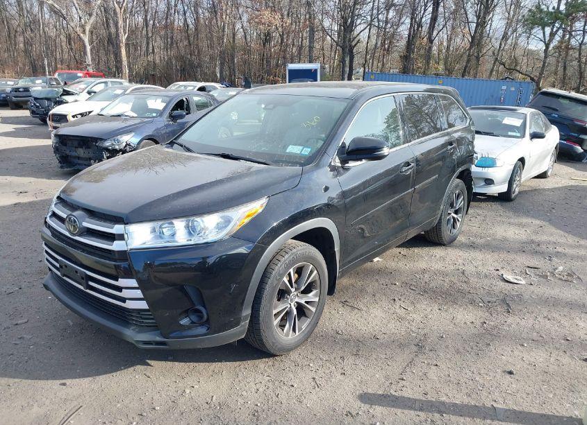 Photo 2 of 2018 Toyota Highlander LE (VIN 5TDBZRFH6JS496291)