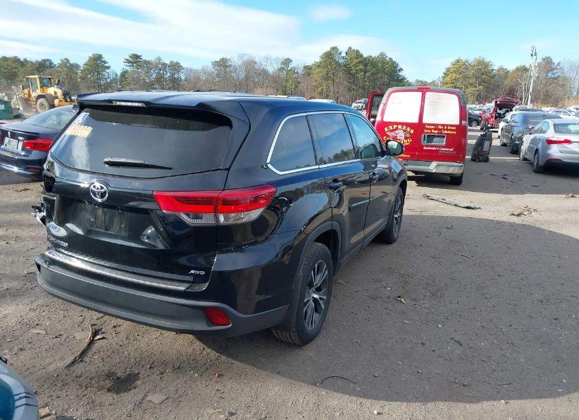 Photo 4 of 2018 Toyota Highlander LE (VIN 5TDBZRFH6JS496291)