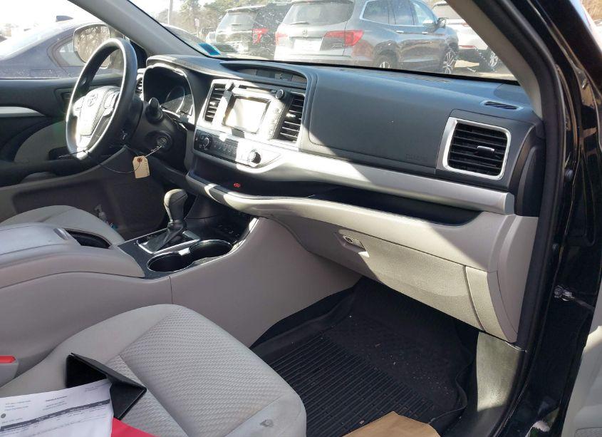 Photo 5 of 2018 Toyota Highlander LE (VIN 5TDBZRFH6JS496291)