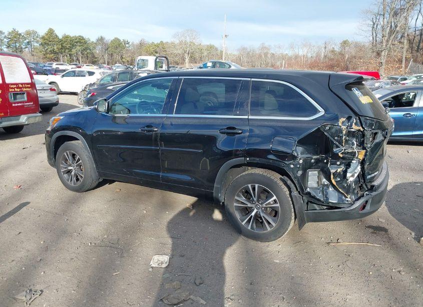 Photo 6 of 2018 Toyota Highlander LE (VIN 5TDBZRFH6JS496291)