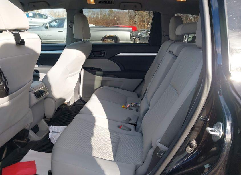 Photo 8 of 2018 Toyota Highlander LE (VIN 5TDBZRFH6JS496291)