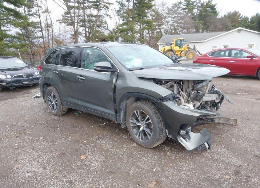 2018 Toyota Highlander LE PLUS (VIN 5TDBZRFH6JS847880) main photo