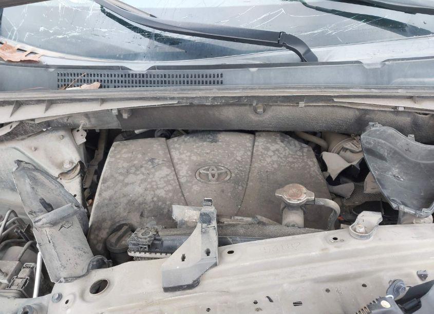 Photo 10 of 2018 Toyota Highlander LE PLUS (VIN 5TDBZRFH6JS847880)