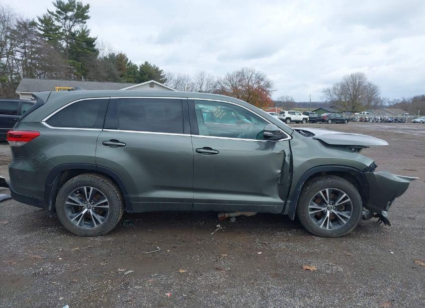 Photo 14 of 2018 Toyota Highlander LE PLUS (VIN 5TDBZRFH6JS847880)