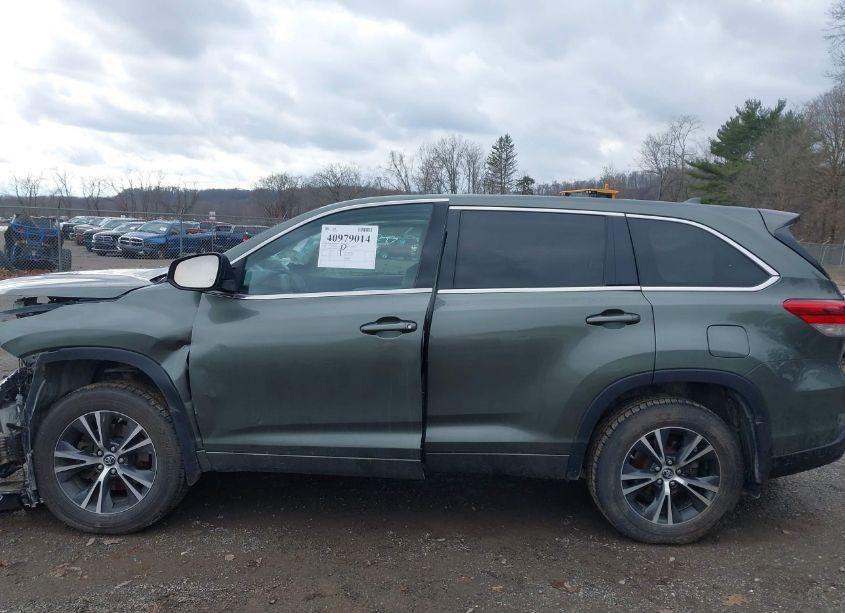 Photo 15 of 2018 Toyota Highlander LE PLUS (VIN 5TDBZRFH6JS847880)