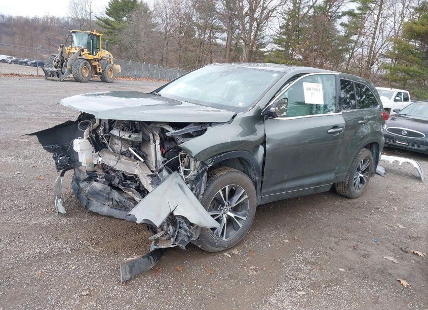 Photo 2 of 2018 Toyota Highlander LE PLUS (VIN 5TDBZRFH6JS847880)