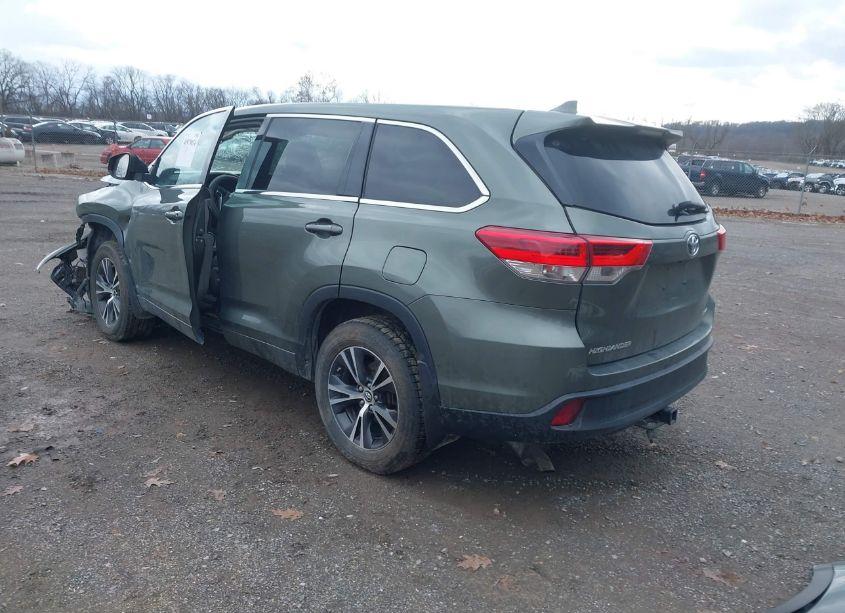 Photo 3 of 2018 Toyota Highlander LE PLUS (VIN 5TDBZRFH6JS847880)