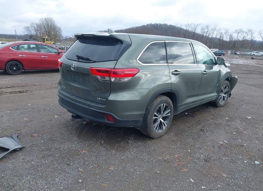 Photo 4 of 2018 Toyota Highlander LE PLUS (VIN 5TDBZRFH6JS847880)