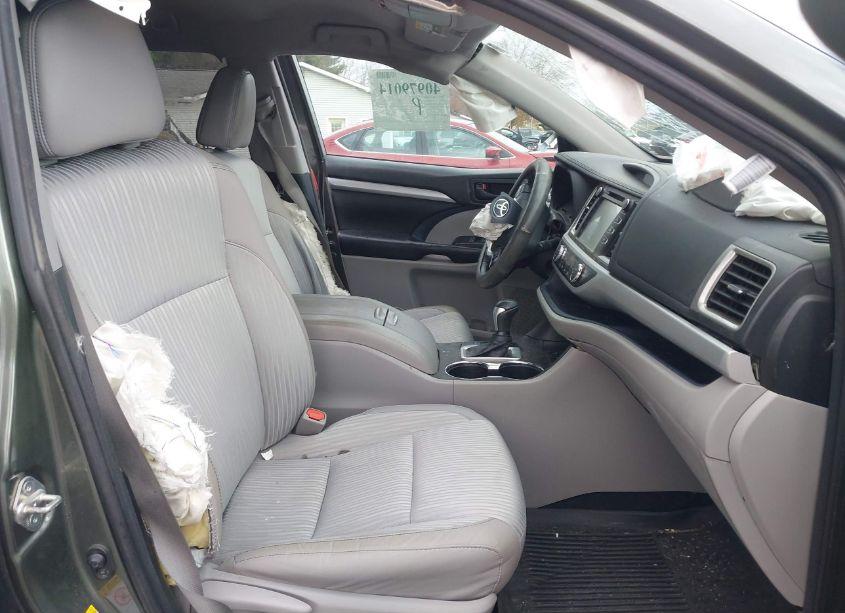 Photo 5 of 2018 Toyota Highlander LE PLUS (VIN 5TDBZRFH6JS847880)