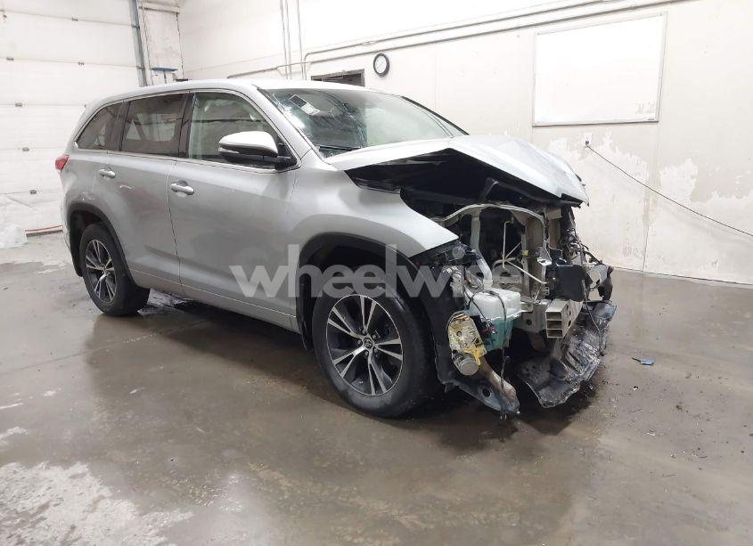 2018 Toyota Highlander LE PLUS (VIN 5TDBZRFH6JS849712) main photo