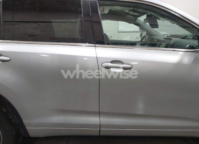 Photo 13 of 2018 Toyota Highlander LE PLUS (VIN 5TDBZRFH6JS849712)