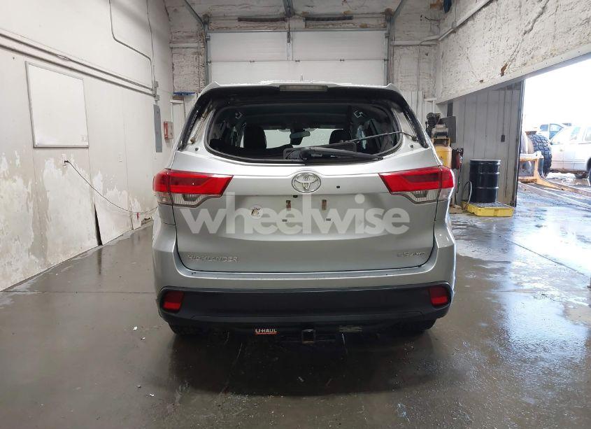 Photo 16 of 2018 Toyota Highlander LE PLUS (VIN 5TDBZRFH6JS849712)