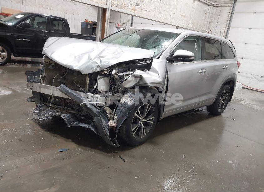 Photo 2 of 2018 Toyota Highlander LE PLUS (VIN 5TDBZRFH6JS849712)