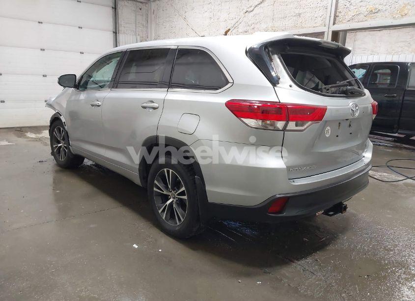 Photo 3 of 2018 Toyota Highlander LE PLUS (VIN 5TDBZRFH6JS849712)
