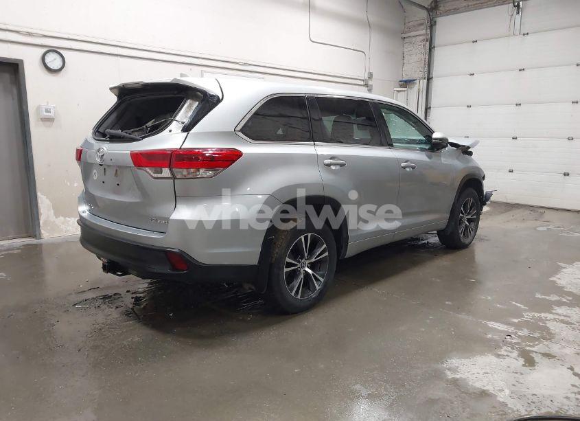 Photo 4 of 2018 Toyota Highlander LE PLUS (VIN 5TDBZRFH6JS849712)