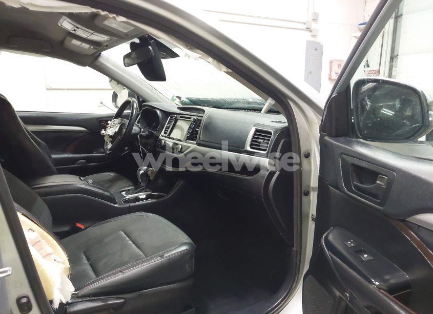 Photo 5 of 2018 Toyota Highlander LE PLUS (VIN 5TDBZRFH6JS849712)