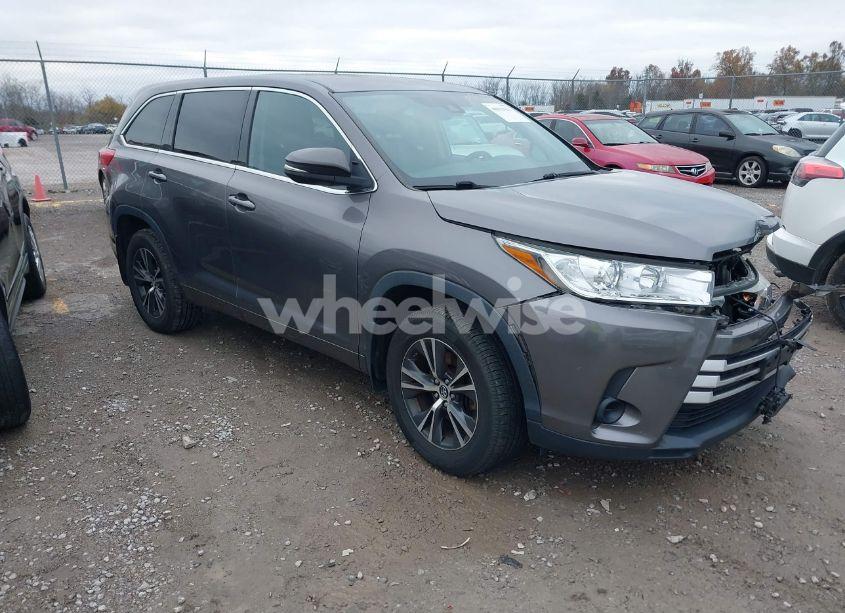 2018 Toyota Highlander LE (VIN 5TDBZRFH6JS908998) main photo