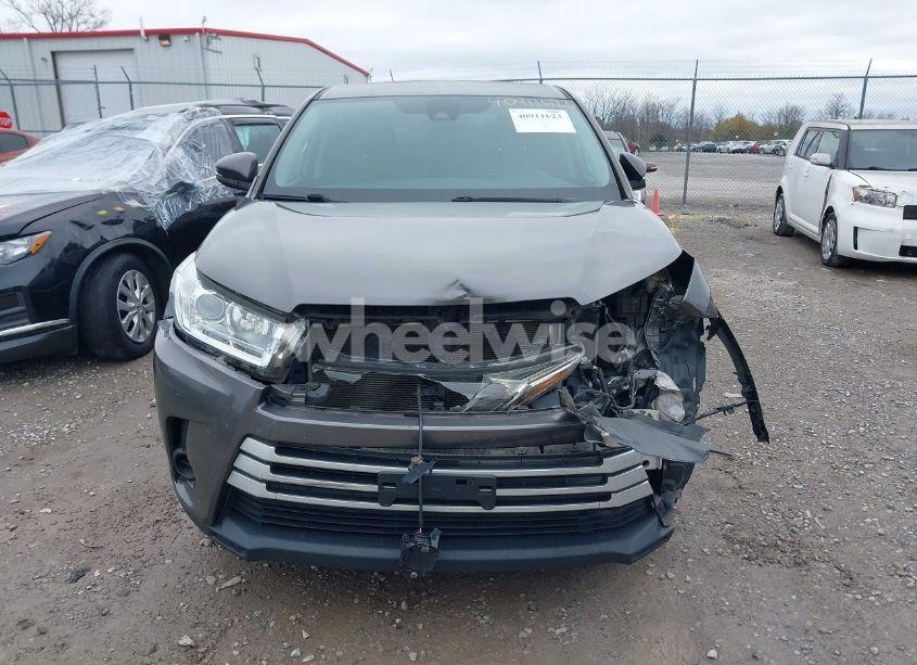 Photo 12 of 2018 Toyota Highlander LE (VIN 5TDBZRFH6JS908998)