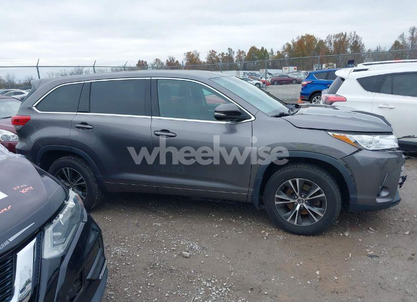 Photo 13 of 2018 Toyota Highlander LE (VIN 5TDBZRFH6JS908998)