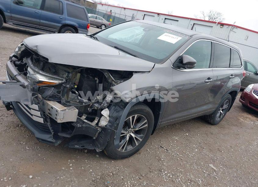 Photo 2 of 2018 Toyota Highlander LE (VIN 5TDBZRFH6JS908998)