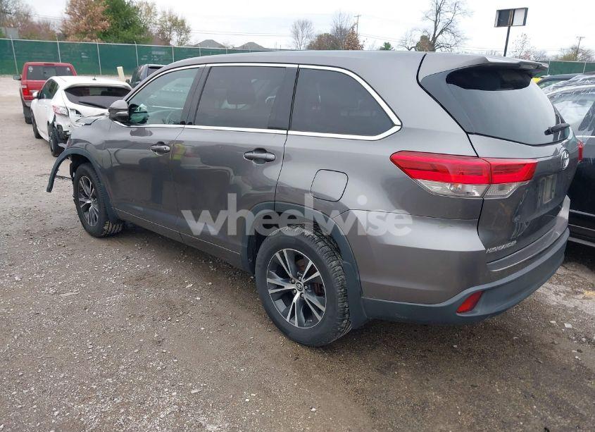 Photo 3 of 2018 Toyota Highlander LE (VIN 5TDBZRFH6JS908998)