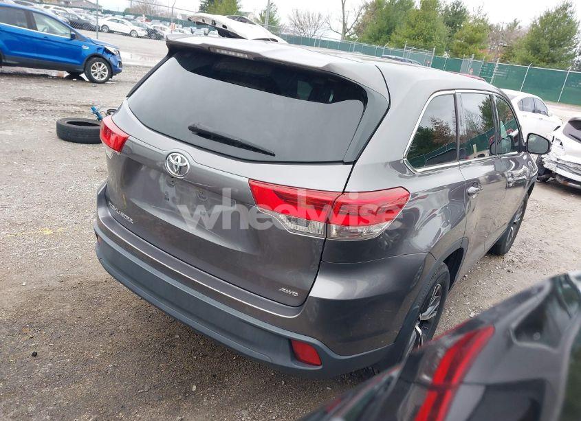 Photo 4 of 2018 Toyota Highlander LE (VIN 5TDBZRFH6JS908998)