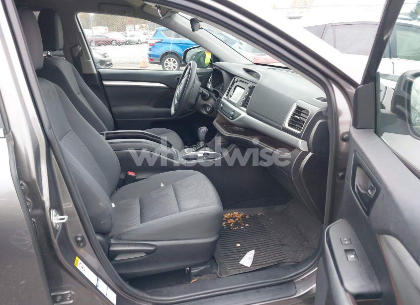 Photo 5 of 2018 Toyota Highlander LE (VIN 5TDBZRFH6JS908998)