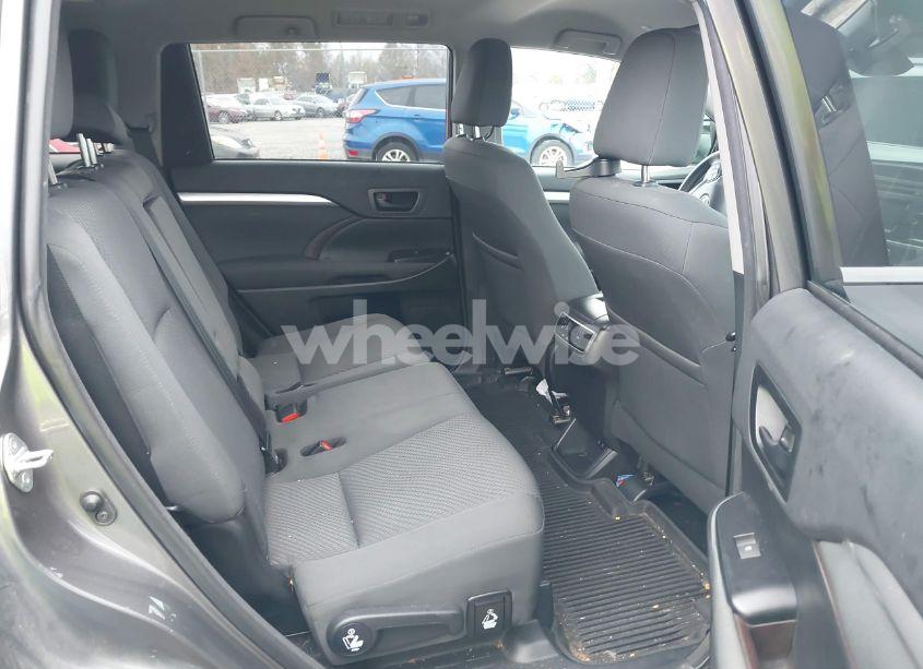 Photo 8 of 2018 Toyota Highlander LE (VIN 5TDBZRFH6JS908998)