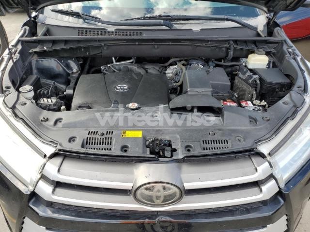 Photo 3 of 2018 TOYOTA HIGHLANDER LE N/A (VIN 5TDBZRFH7JS809915)