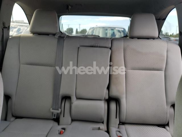 Photo 4 of 2018 TOYOTA HIGHLANDER LE N/A (VIN 5TDBZRFH7JS809915)