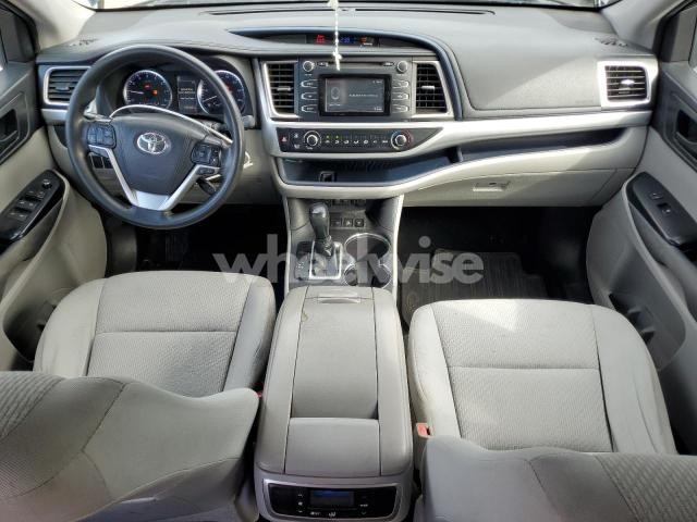 Photo 8 of 2018 TOYOTA HIGHLANDER LE N/A (VIN 5TDBZRFH7JS809915)