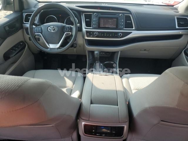 Photo 6 of 2019 TOYOTA HIGHLANDER LE N/A (VIN 5TDBZRFH7KS991147)