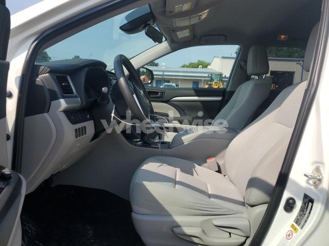 Photo 9 of 2019 TOYOTA HIGHLANDER LE N/A (VIN 5TDBZRFH7KS991147)