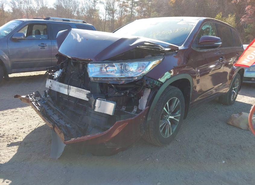 Photo 2 of 2017 Toyota Highlander LE (VIN 5TDBZRFH8HS429234)