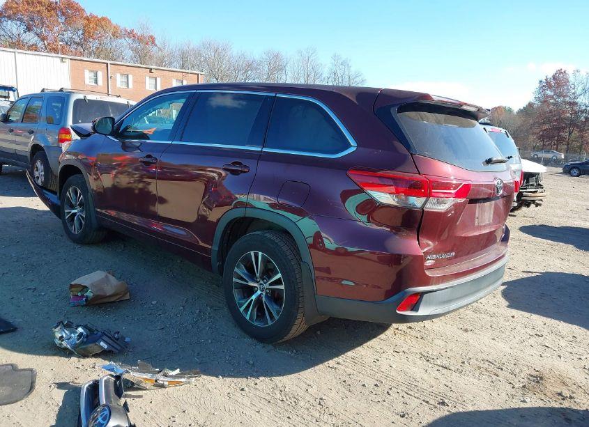 Photo 3 of 2017 Toyota Highlander LE (VIN 5TDBZRFH8HS429234)